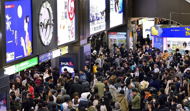 Die Zgen standen still: Menschenmenge im Bahnhof von Sendai.   | Foto: AFP
