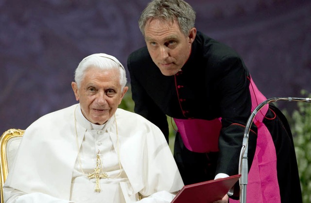 Georg Gnswein (rechts) attestiert bei einer Rede von Papst Benedikt XVI.  | Foto: dpa
