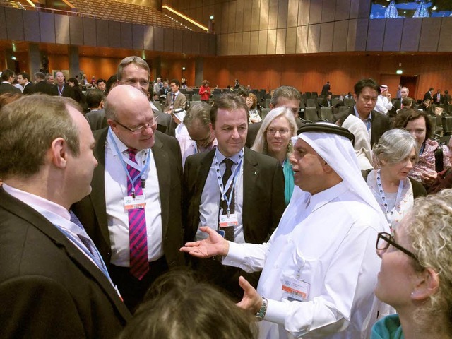 Bundesumweltminister Peter Altmaier (2...identen Abdullah bin Hamad Al-Attiyah.  | Foto: dpa