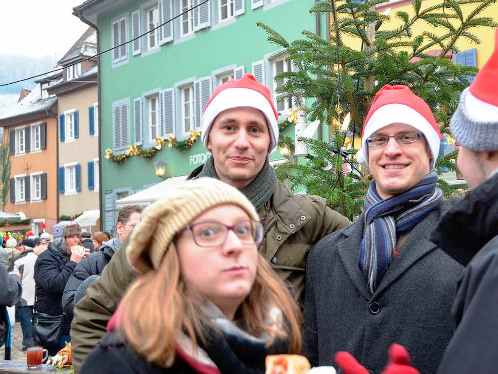 Weihnachtseinkauf auf dem Altstaufener Weihnachtsmarkt in der festlich geschmckten Fauststadt.