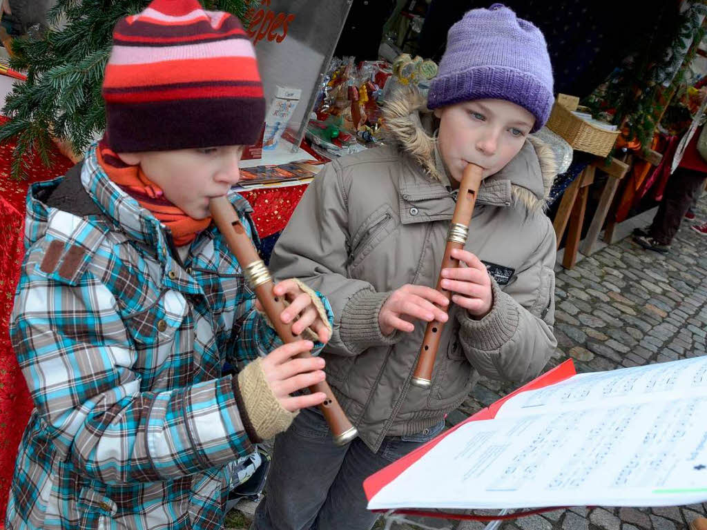 Weihnachtseinkauf auf dem Altstaufener Weihnachtsmarkt in der festlich geschmckten Fauststadt.