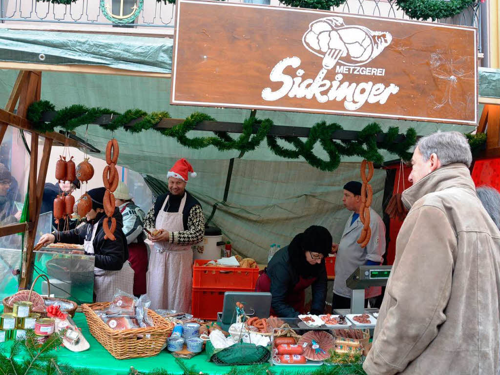 Weihnachtseinkauf auf dem Altstaufener Weihnachtsmarkt in der festlich geschmckten Fauststadt.