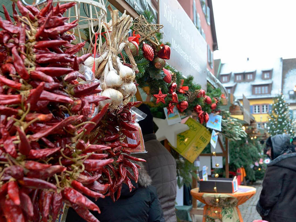 Weihnachtseinkauf auf dem Altstaufener Weihnachtsmarkt in der festlich geschmckten Fauststadt.