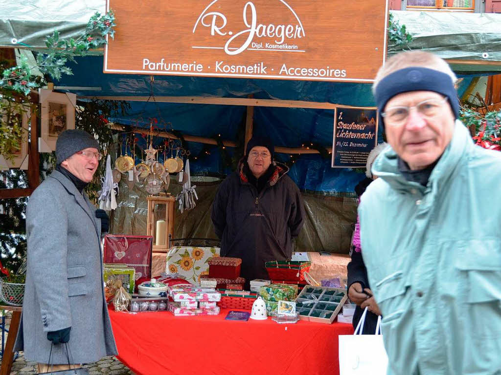 Weihnachtseinkauf auf dem Altstaufener Weihnachtsmarkt in der festlich geschmckten Fauststadt.