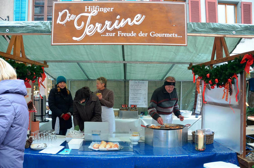 Weihnachtseinkauf auf dem Altstaufener Weihnachtsmarkt in der festlich geschmckten Fauststadt.