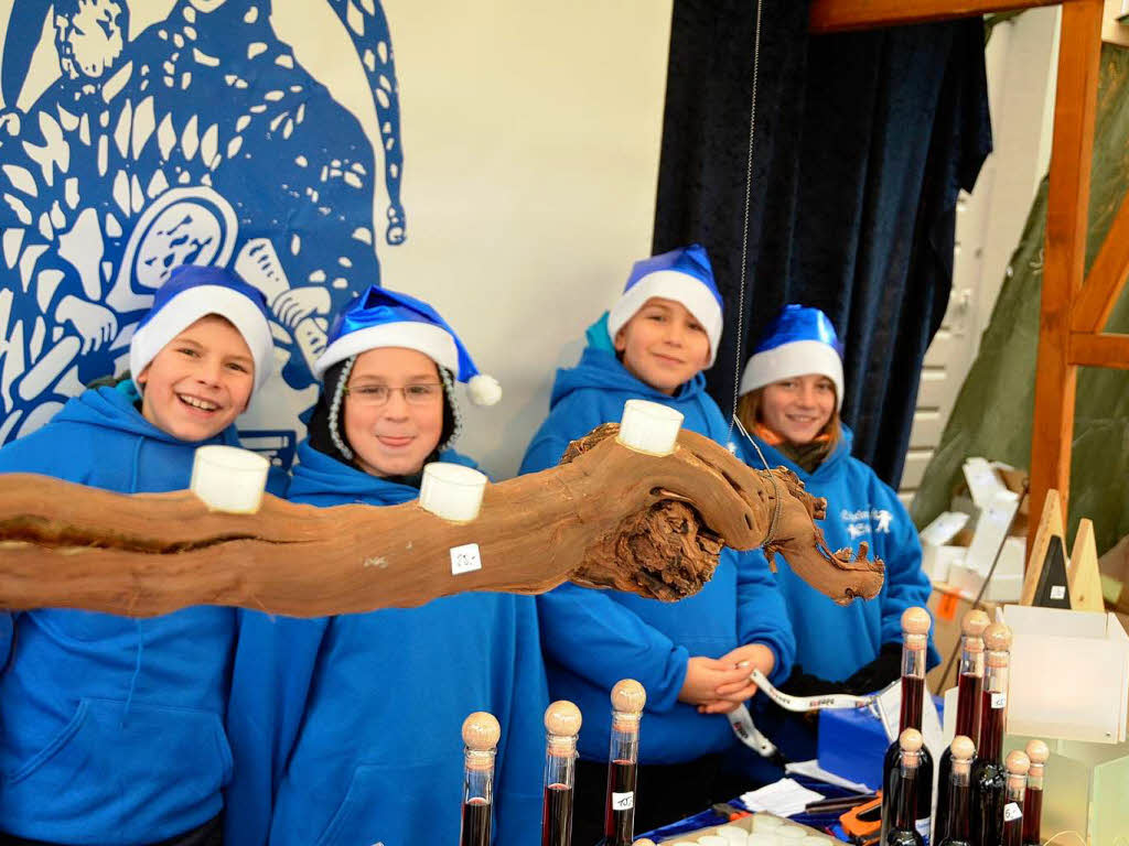 Weihnachtseinkauf auf dem Altstaufener Weihnachtsmarkt in der festlich geschmckten Fauststadt.