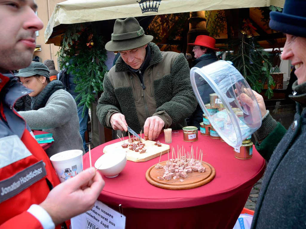 Weihnachtseinkauf auf dem Altstaufener Weihnachtsmarkt in der festlich geschmckten Fauststadt.