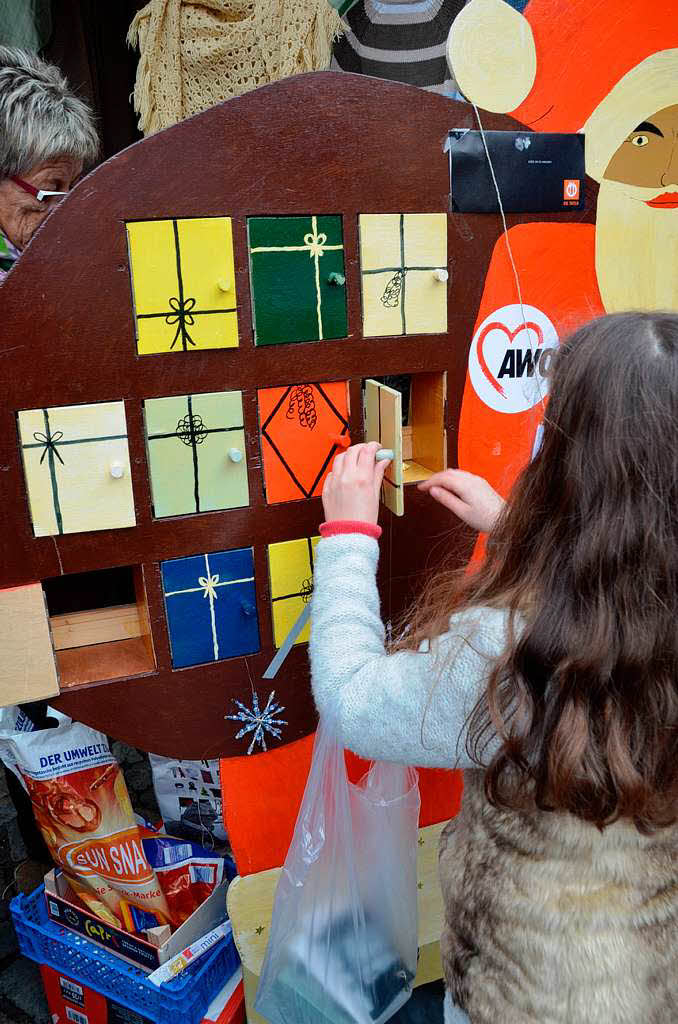 Weihnachtseinkauf auf dem Altstaufener Weihnachtsmarkt in der festlich geschmckten Fauststadt.