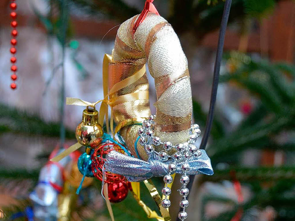 Weihnachtseinkauf auf dem Altstaufener Weihnachtsmarkt in der festlich geschmckten Fauststadt.