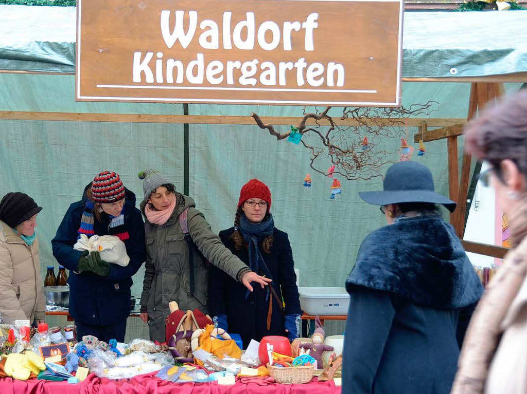 Weihnachtseinkauf auf dem Altstaufener Weihnachtsmarkt in der festlich geschmckten Fauststadt.