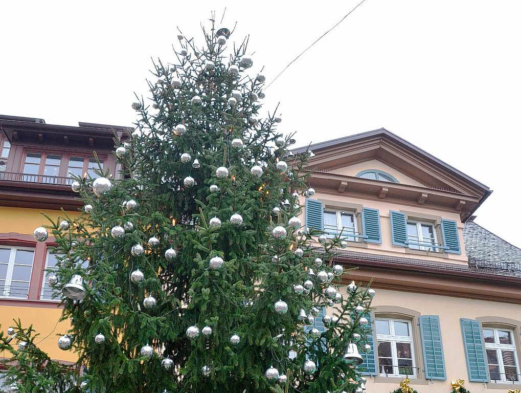 Weihnachtseinkauf auf dem Altstaufener Weihnachtsmarkt in der festlich geschmckten Fauststadt.