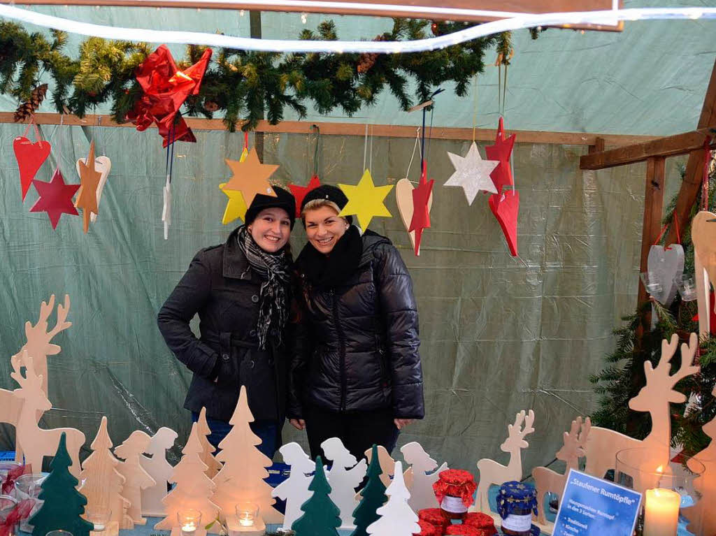 Weihnachtseinkauf auf dem Altstaufener Weihnachtsmarkt in der festlich geschmckten Fauststadt.