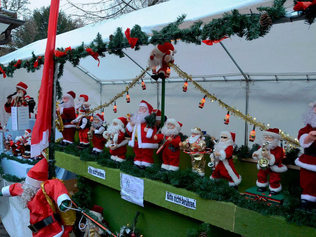 Weihnachtseinkauf auf dem Altstaufener Weihnachtsmarkt in der festlich geschmckten Fauststadt.