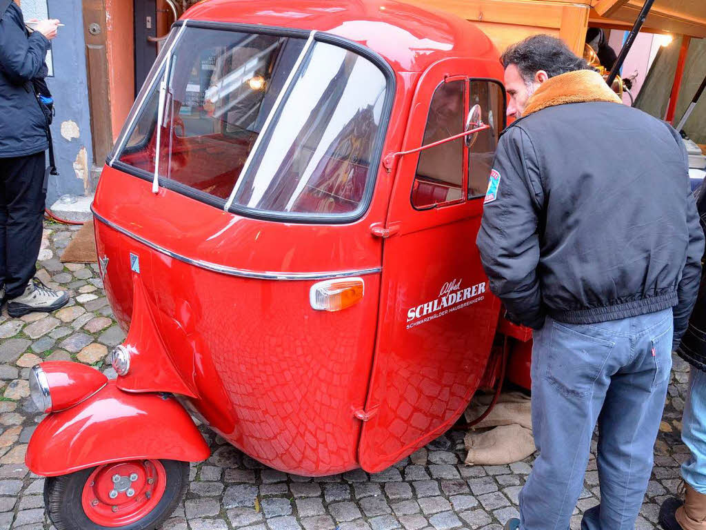 Weihnachtseinkauf auf dem Altstaufener Weihnachtsmarkt in der festlich geschmckten Fauststadt.