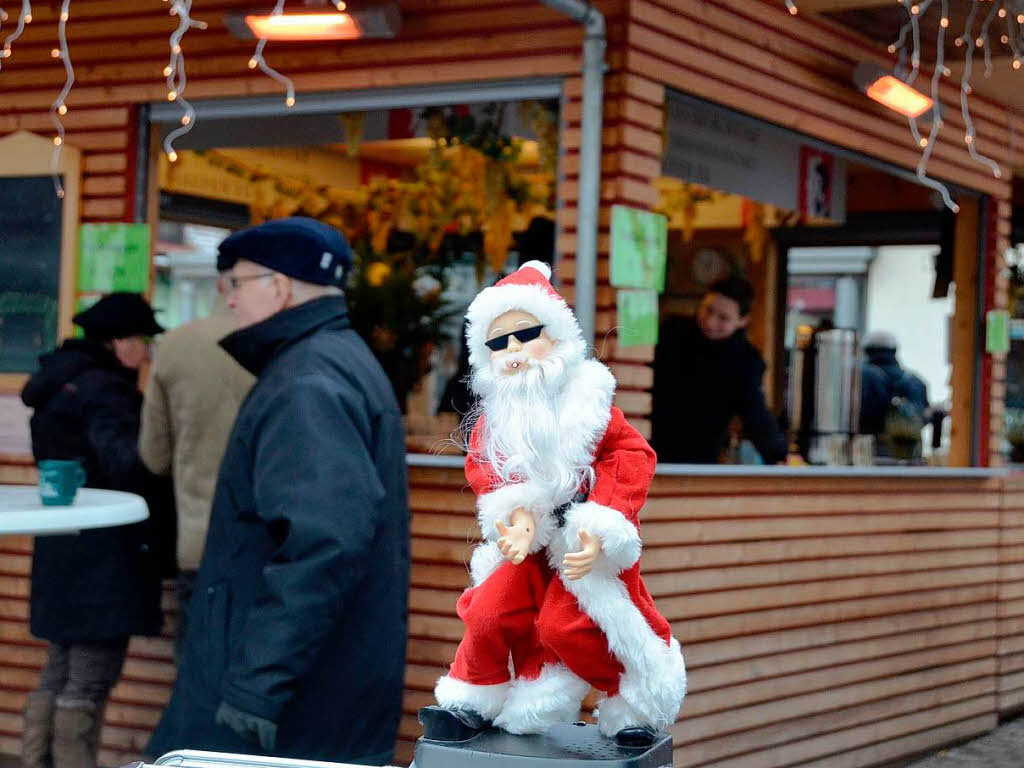 Weihnachtseinkauf auf dem Altstaufener Weihnachtsmarkt in der festlich geschmckten Fauststadt.