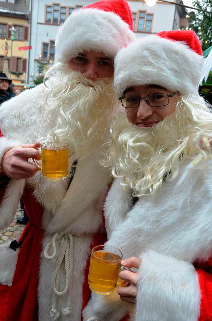 Weihnachtseinkauf auf dem Altstaufener Weihnachtsmarkt in der festlich geschmckten Fauststadt.