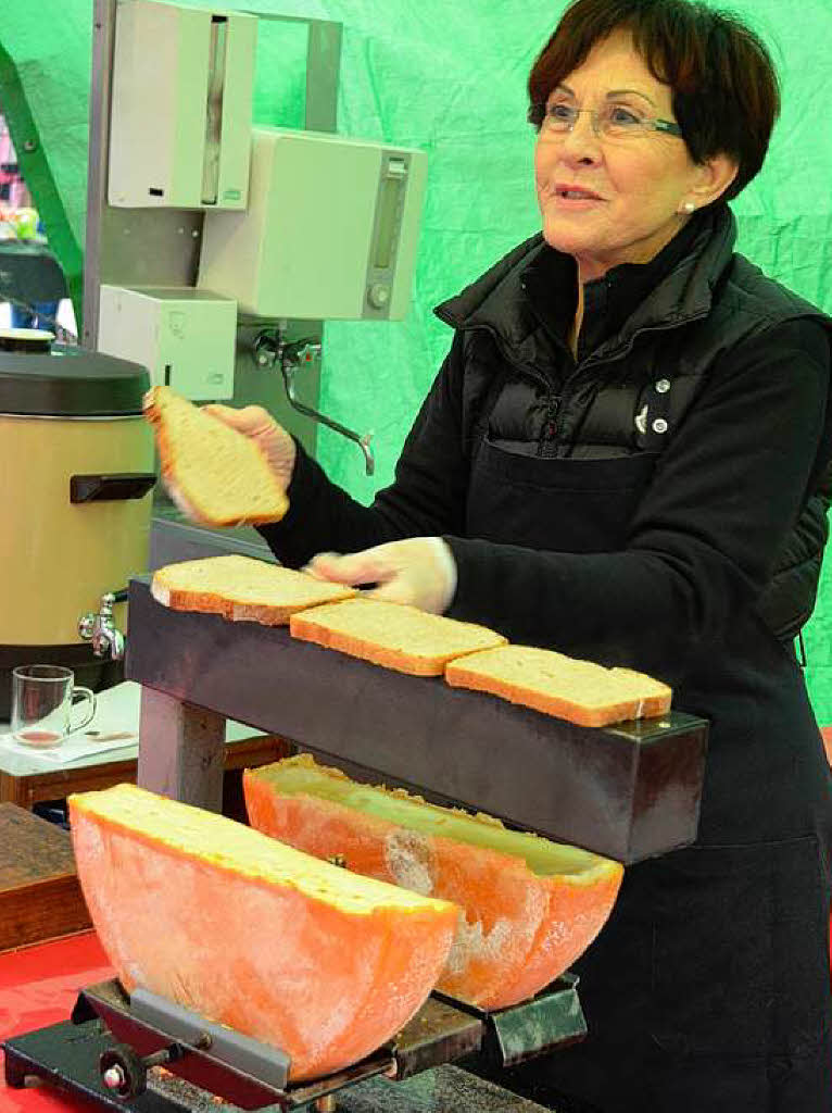 Weihnachtseinkauf auf dem Altstaufener Weihnachtsmarkt in der festlich geschmckten Fauststadt.