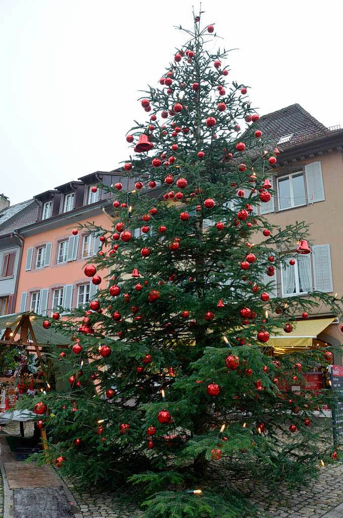 Weihnachtseinkauf auf dem Altstaufener Weihnachtsmarkt in der festlich geschmckten Fauststadt.