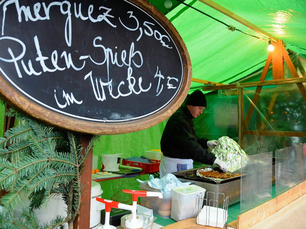 Weihnachtseinkauf auf dem Altstaufener Weihnachtsmarkt in der festlich geschmckten Fauststadt.