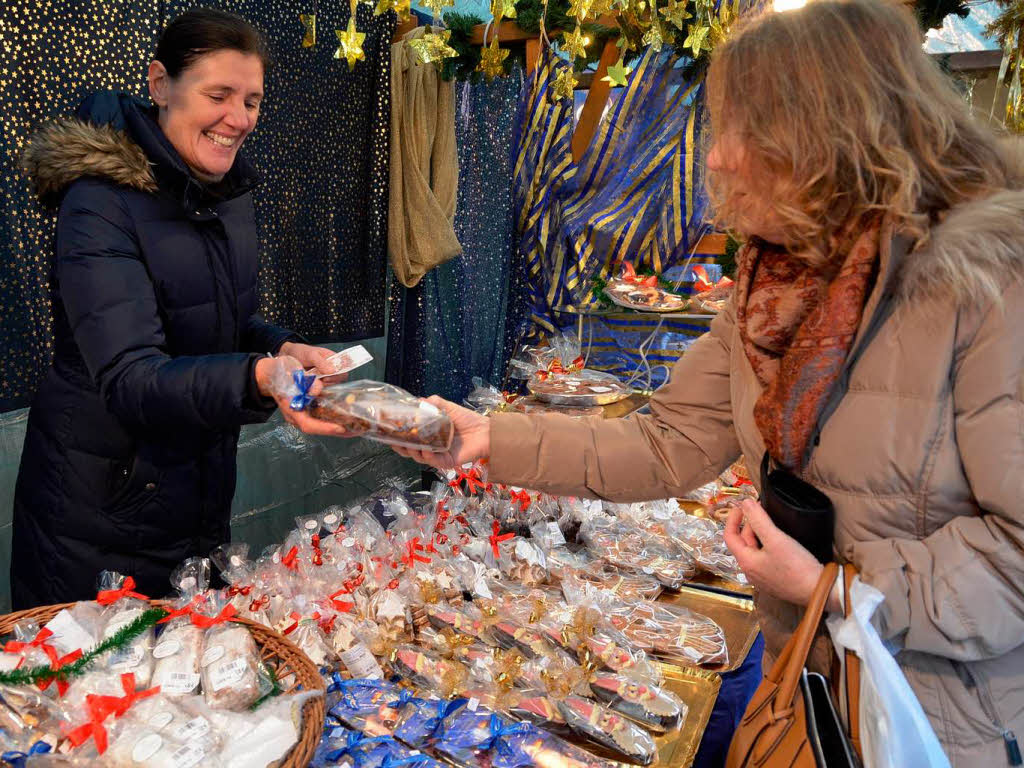 Weihnachtseinkauf auf dem Altstaufener Weihnachtsmarkt in der festlich geschmckten Fauststadt.