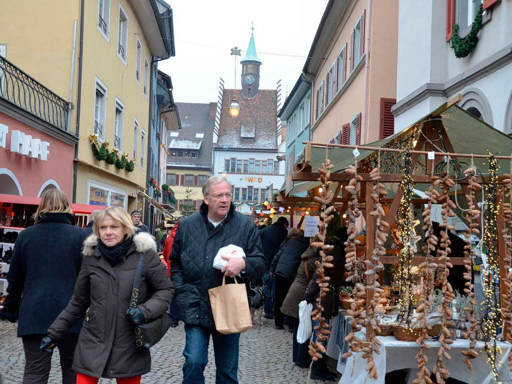 Weihnachtseinkauf auf dem Altstaufener Weihnachtsmarkt in der festlich geschmckten Fauststadt.