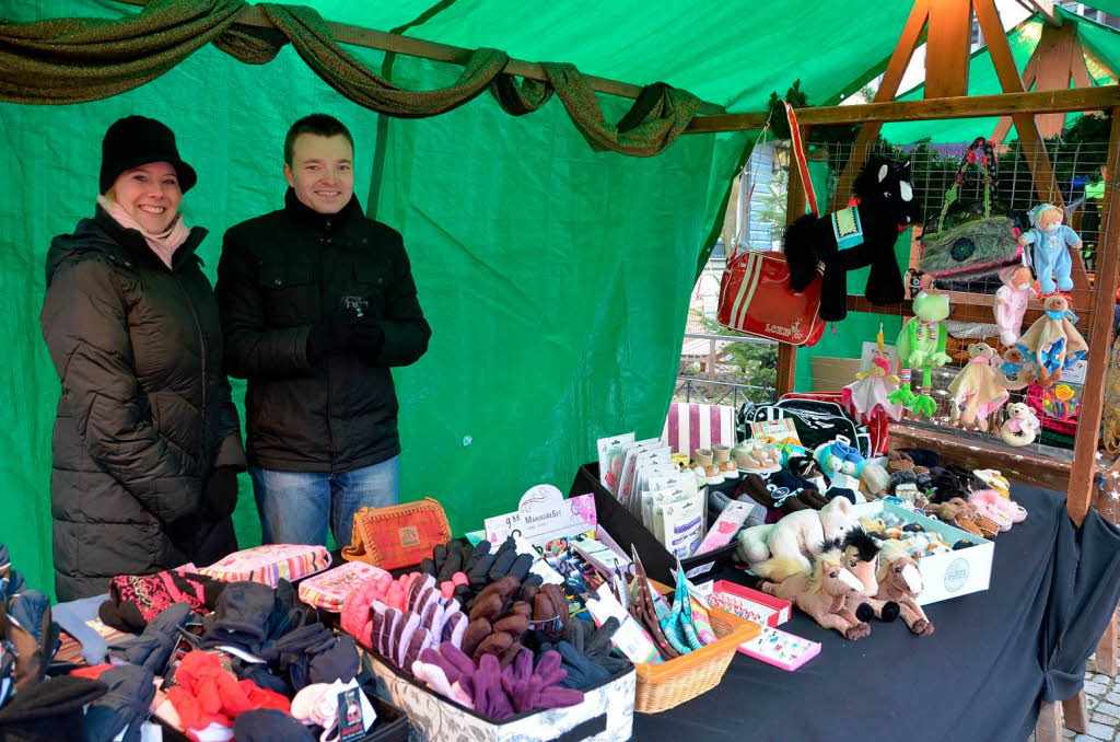 Weihnachtseinkauf auf dem Altstaufener Weihnachtsmarkt in der festlich geschmckten Fauststadt.