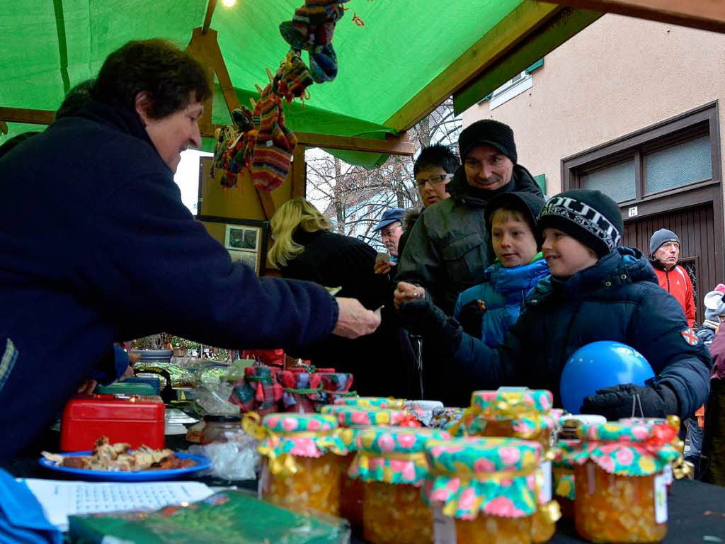 Weihnachtseinkauf auf dem Altstaufener Weihnachtsmarkt in der festlich geschmckten Fauststadt.