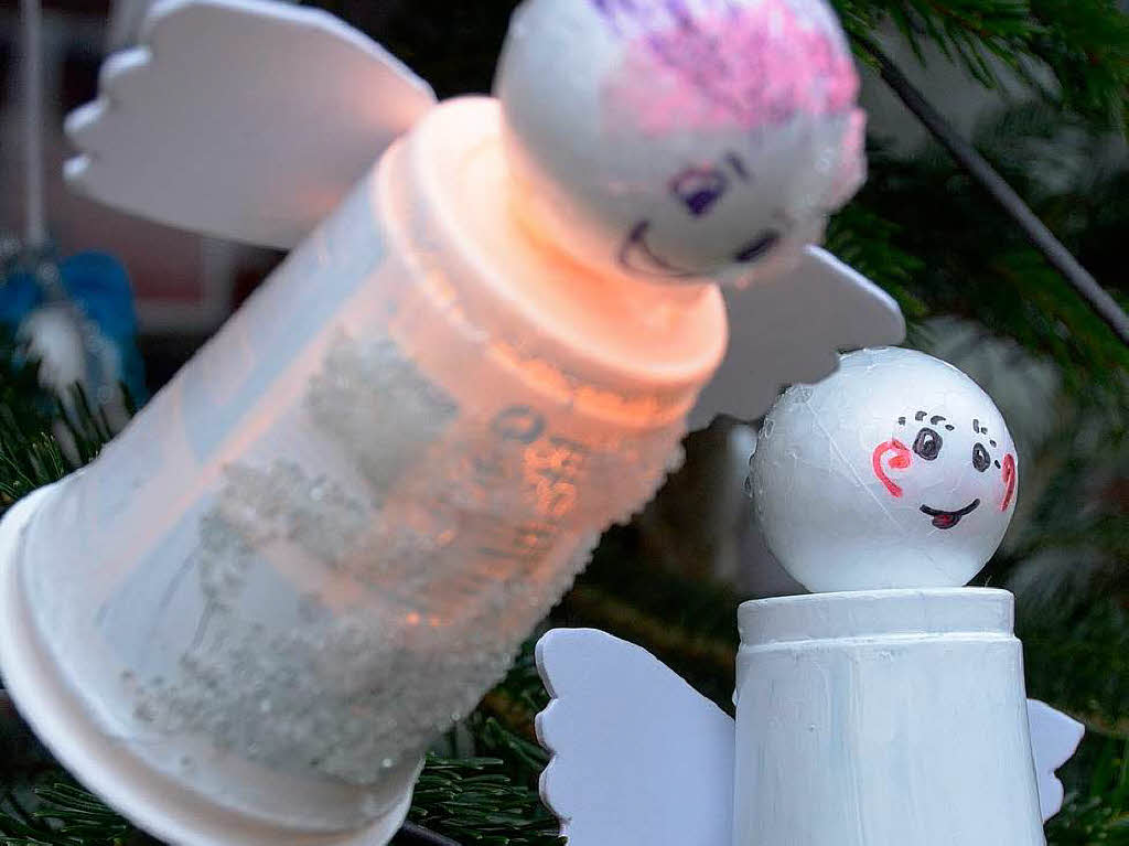 Weihnachtseinkauf auf dem Altstaufener Weihnachtsmarkt in der festlich geschmckten Fauststadt.