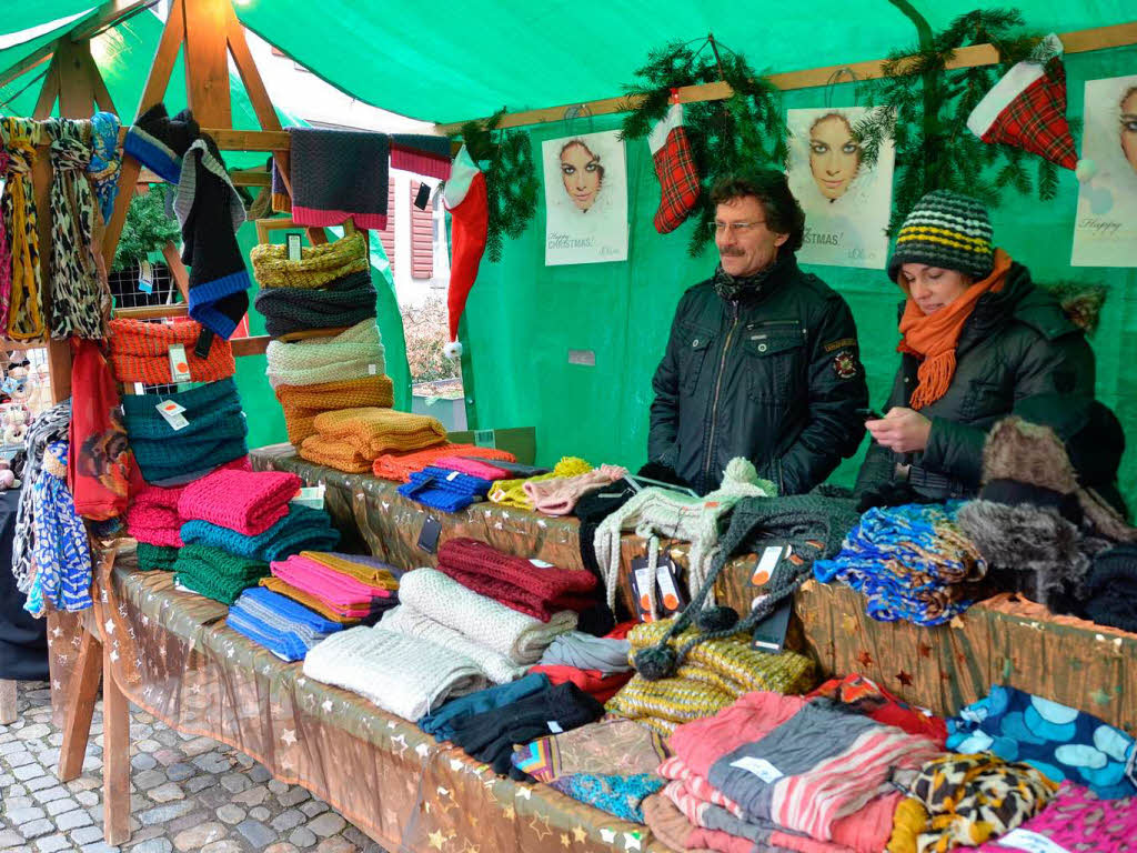 Weihnachtseinkauf auf dem Altstaufener Weihnachtsmarkt in der festlich geschmckten Fauststadt.