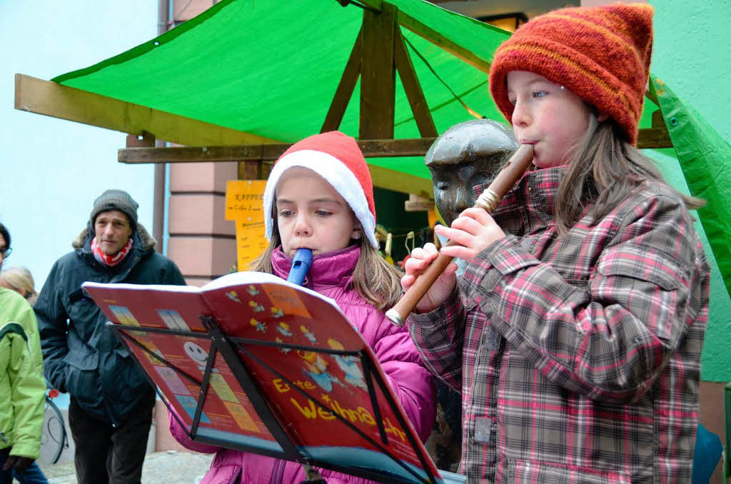 Weihnachtseinkauf auf dem Altstaufener Weihnachtsmarkt in der festlich geschmckten Fauststadt.