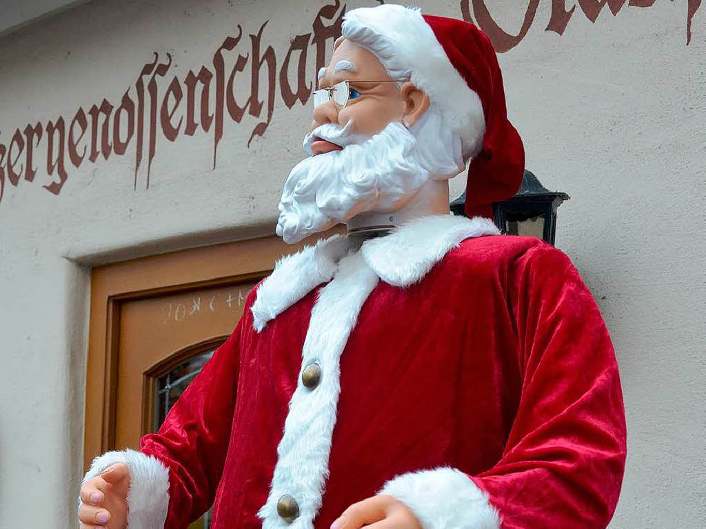 Weihnachtseinkauf auf dem Altstaufener Weihnachtsmarkt in der festlich geschmckten Fauststadt.