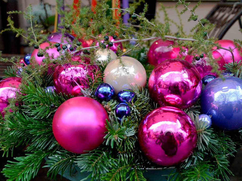 Weihnachtseinkauf auf dem Altstaufener Weihnachtsmarkt in der festlich geschmckten Fauststadt.