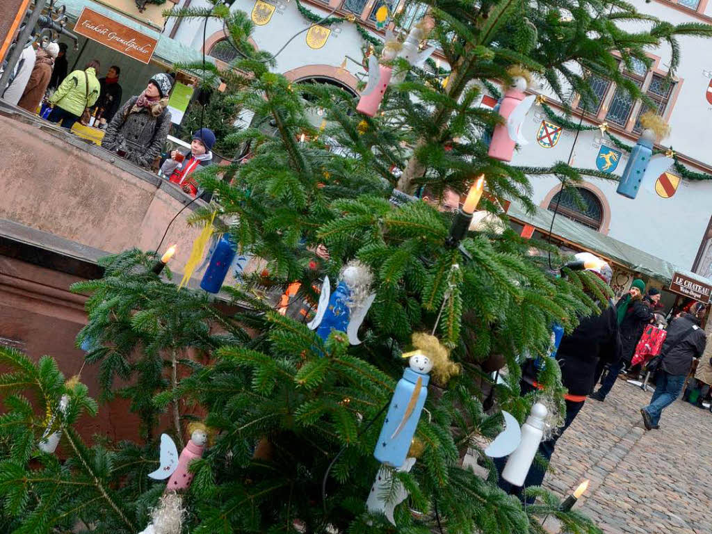 Weihnachtseinkauf auf dem Altstaufener Weihnachtsmarkt in der festlich geschmckten Fauststadt.