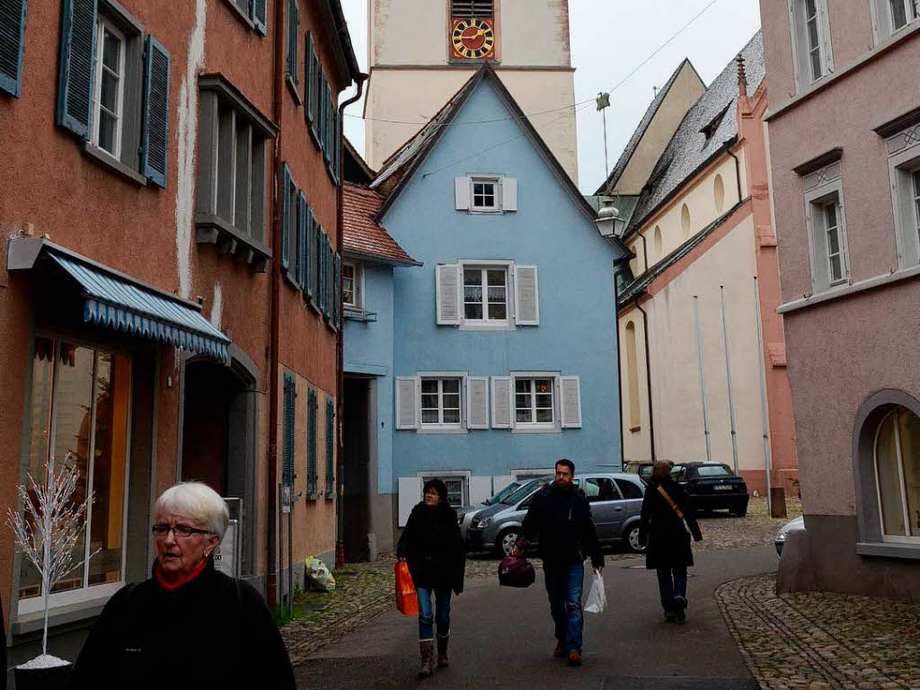 Weihnachtseinkauf auf dem Altstaufener Weihnachtsmarkt in der festlich geschmckten Fauststadt.