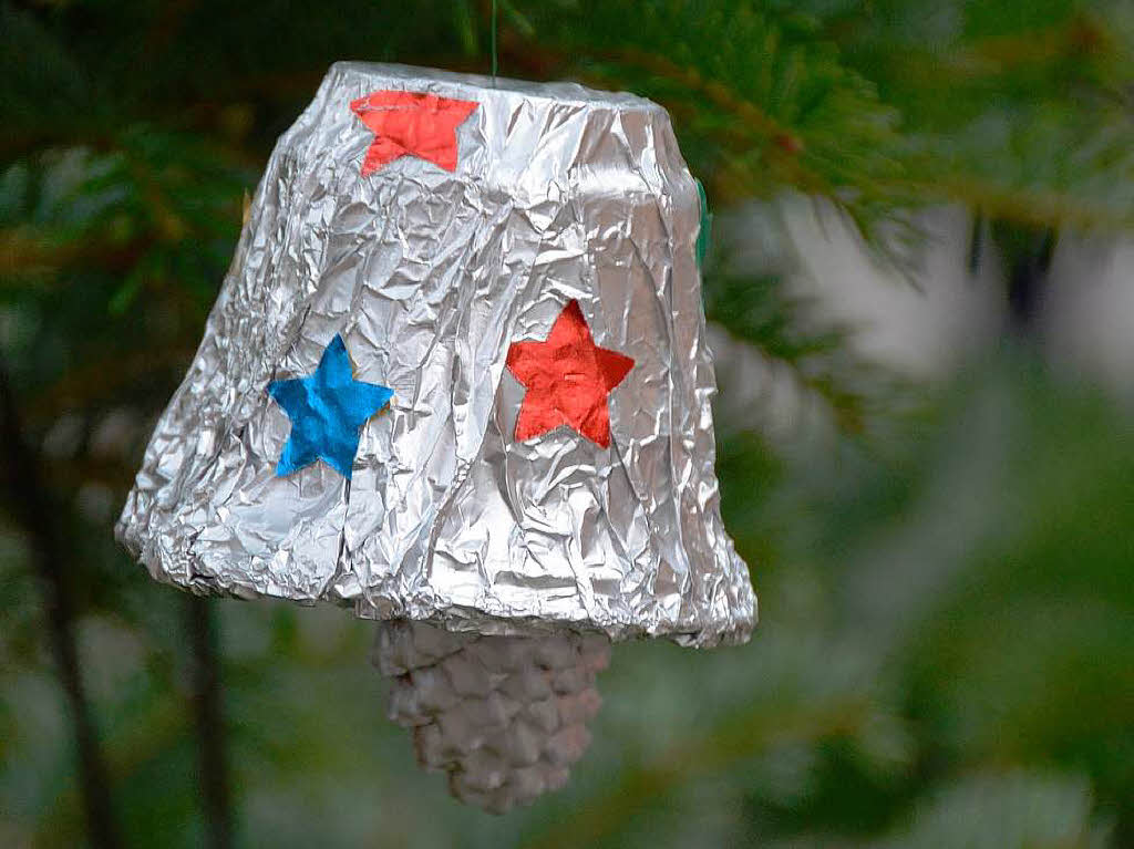 Weihnachtseinkauf auf dem Altstaufener Weihnachtsmarkt in der festlich geschmckten Fauststadt.