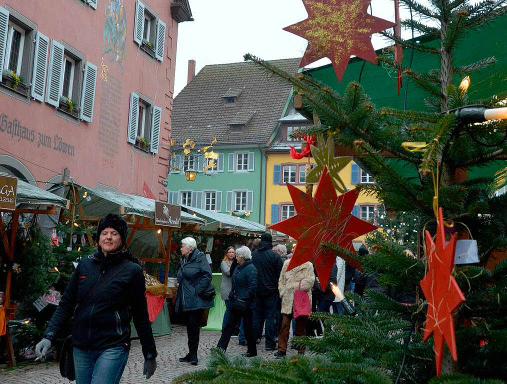 Weihnachtseinkauf auf dem Altstaufener Weihnachtsmarkt in der festlich geschmckten Fauststadt.