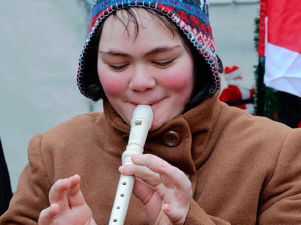 Weihnachtseinkauf auf dem Altstaufener Weihnachtsmarkt in der festlich geschmckten Fauststadt.