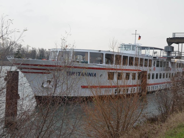 Die MS Britannia hat am Breisacher  Rheinufer festgemacht.  | Foto: Agnes Pohrt