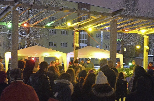 Bunt erleuchtet war der Hninger Platz beim Adventssingen.  | Foto: Steineck