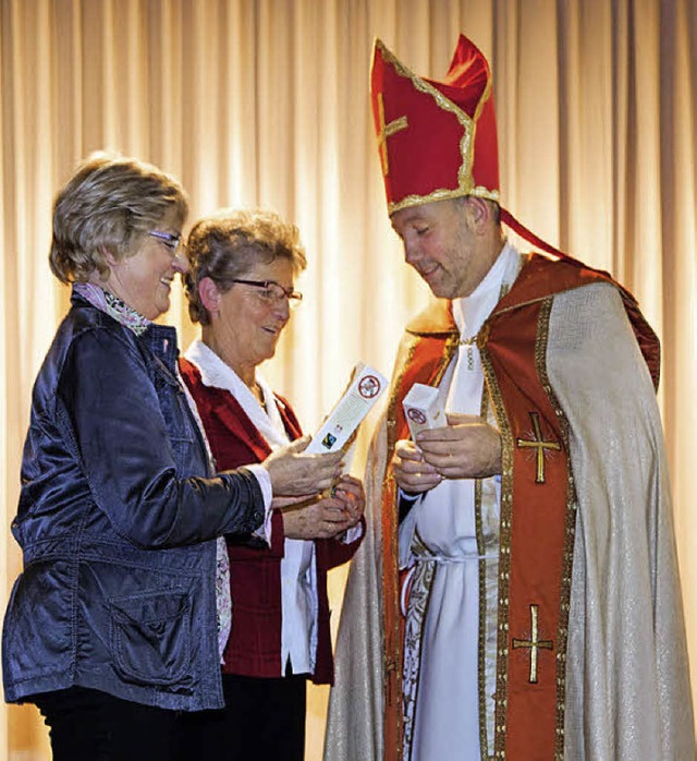 Pfarrer Heinz Vogel als Nikolaus berr... und Theresia Birklein einen Nikolaus.  | Foto: Photographer: Gabriele Zahn