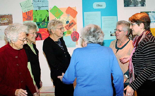 Seniorinnen im Gesprch ber die Ausst...und Katharina Klnder (2. von rechts).  | Foto: R. Cremer