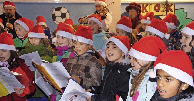 Der Talschulchor wrmte seine Gste mit Weihnachtsliedern aus ganz Europa.  | Foto: jrn kerckhoff