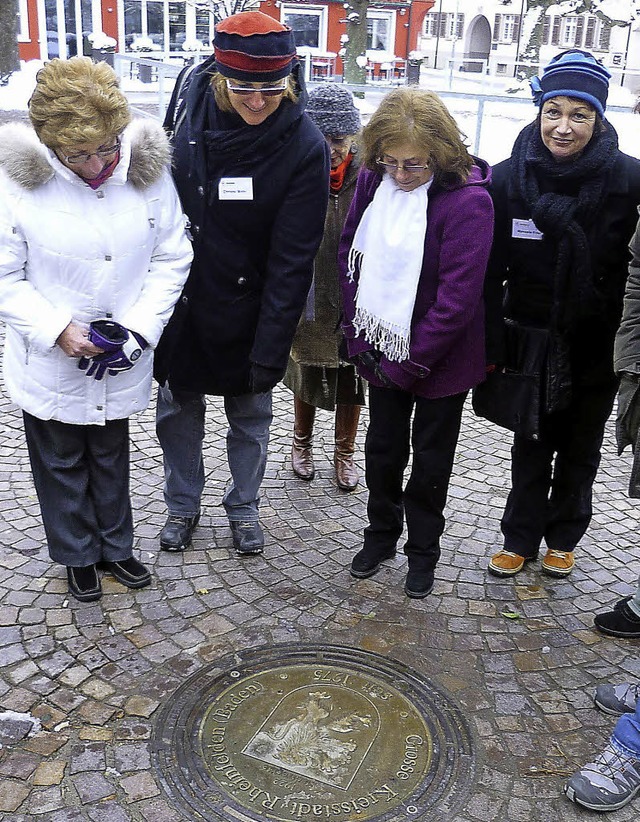 Urkunde am Boden: Ein Gullydeckel im K...einfeldens als groe Kreisstadt 1975.   | Foto: Claudia Gempp