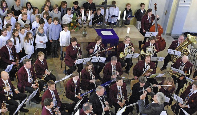 Der Chor der Waldorfschule begleitete ...sik Lrrach bei ihrem Adventskonzert.   | Foto: Maja Tolsdorf