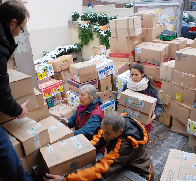 Packaktion am frhen Sonntag: Esther B...l) freut sich ber zupackende Helfer.   | Foto: Gertrude Siefke