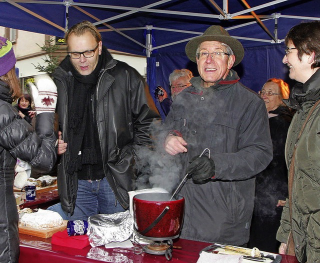 Brgermeister Guido Schneboom (links)...ieten auch Dresdner Christstollen an.   | Foto: Heidi Fssel