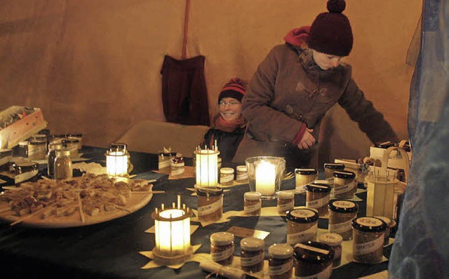 Kerzenlicht erhellte die Stnde mit ha...eien beim Weihnachtsmarkt in hlingen.  | Foto: Birgit Rde