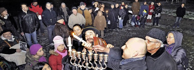 Die Festfreude ist Rabbiner Moshe NAvo...nukka-Festes die erste Kerze entzndet  | Foto: Markus Zimmermann, Markus Zimmermann