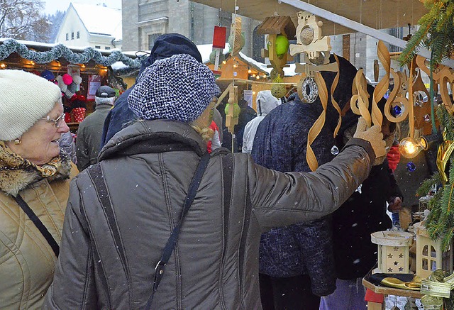 Eng ging es an vielen Weihnachtsmarktstnden auf dem Domplatz zu.  | Foto: Sebastian Barthmes