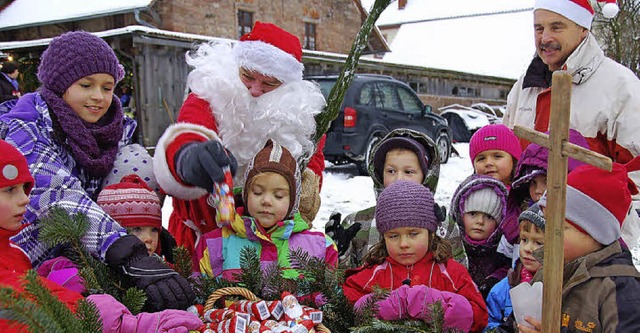 Die Kinder konnten sich auf dem Weihna...eiamt ber Besuch vom Nikolaus freuen.  | Foto: Pia Grttinger